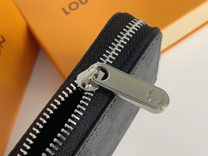 Q14：Louis Vuitton Damier Graphite Zippy Coin Wallet