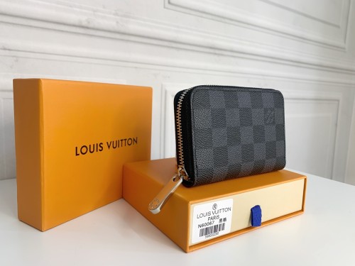 Q14：Louis Vuitton Damier Graphite Zippy Coin Wallet