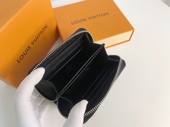 Q14：Louis Vuitton Damier Graphite Zippy Coin Wallet