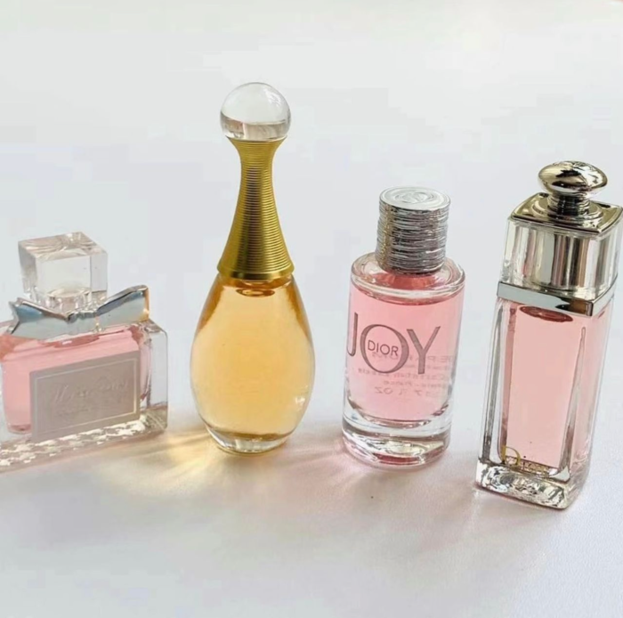 D124：Fragrance Favorites Women's Perfume Discovery Set – 12 Mini Fragrance Samples Gift Box