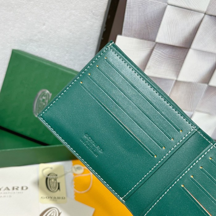 Q11：Goyard Saint-Pierre Wallet in Green Goyardine Canvas