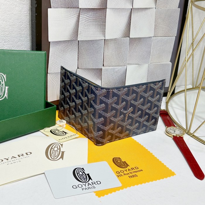 Q12：Goyard Saint-Pierre Wallet in Navy Goyardine Canvas
