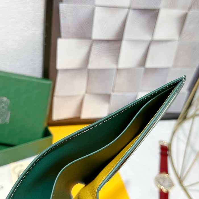 Q11：Goyard Saint-Pierre Wallet in Green Goyardine Canvas