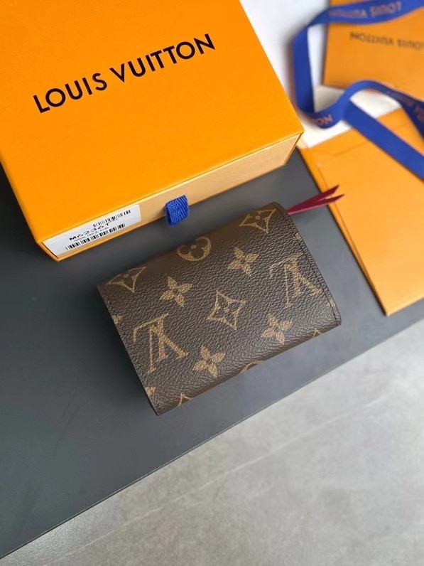 Q21：Louis Vuitton Victorine Wallet