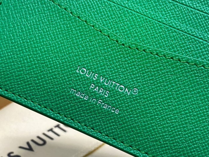 Q20：Louis Vuitton Multiple Wallet
