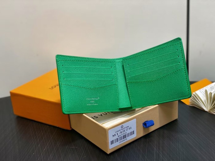 Q20：Louis Vuitton Multiple Wallet