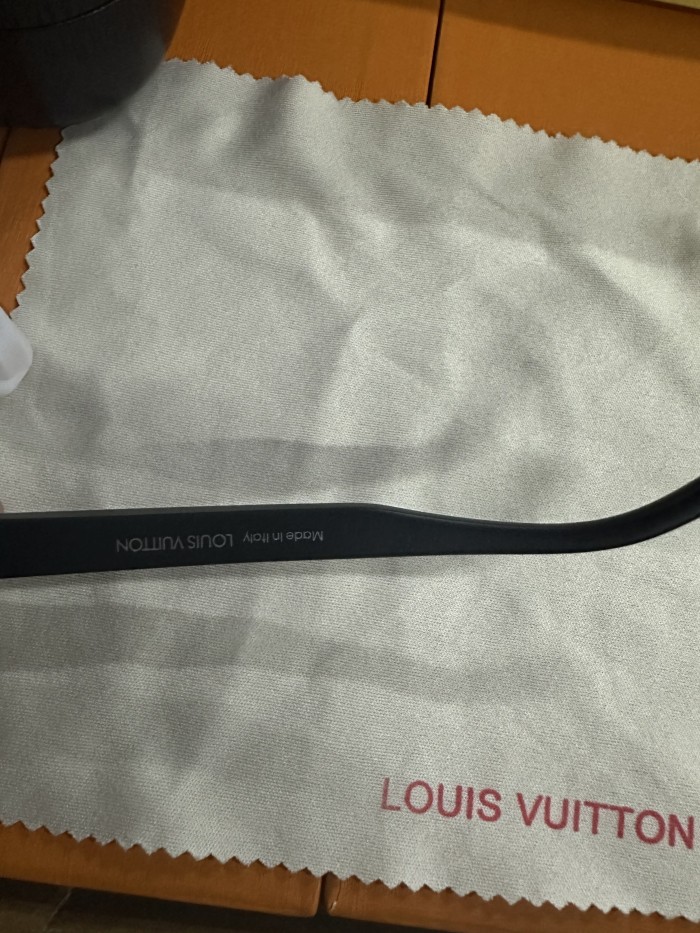 G10：Louis Vuitton Monogram Shield Sunglasses
