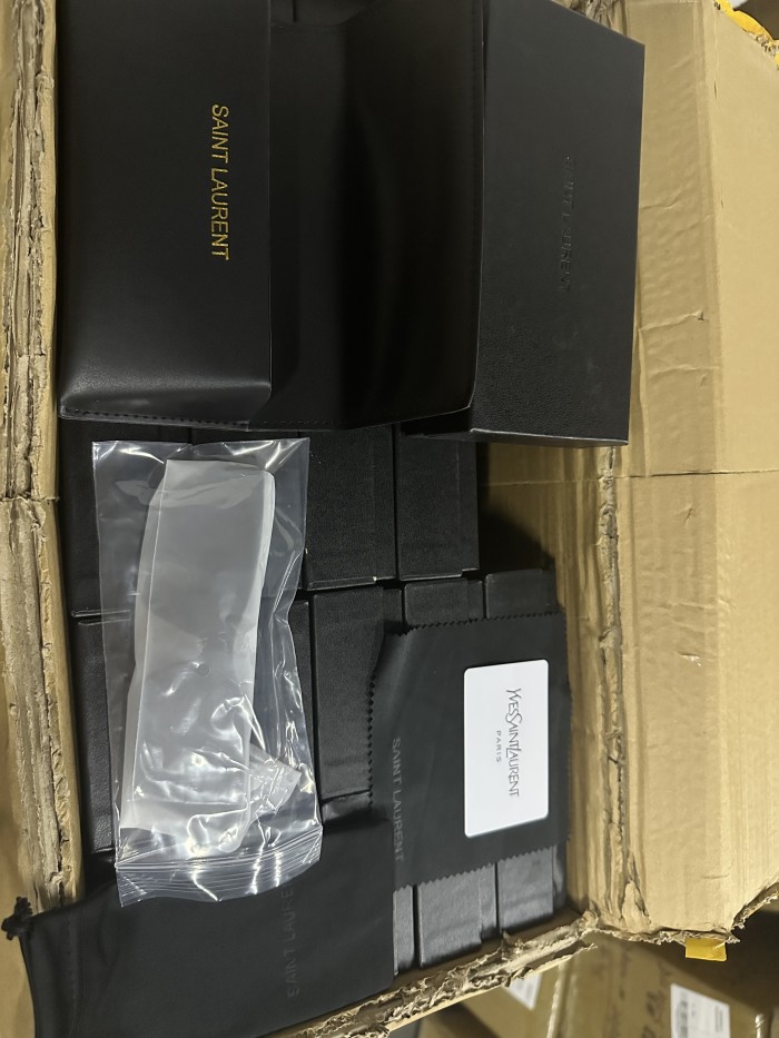G05：Saint Laurent Square Sunglasses