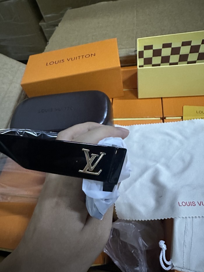 G08：Louis Vuitton Shield Sunglasses