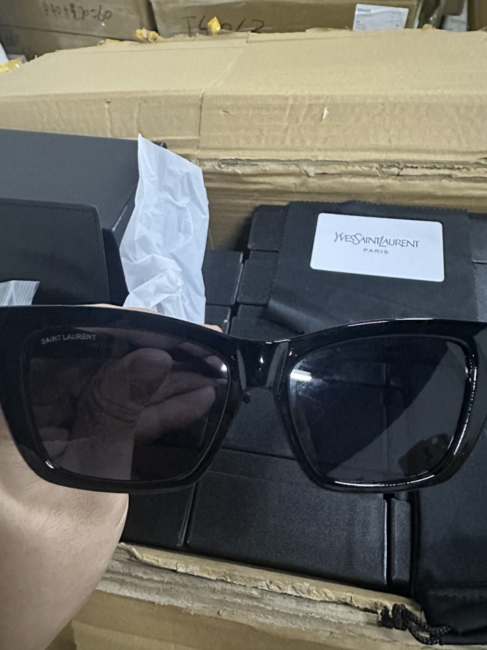 G05：Saint Laurent Square Sunglasses