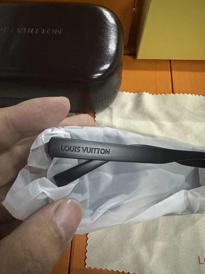 G10：Louis Vuitton Monogram Shield Sunglasses