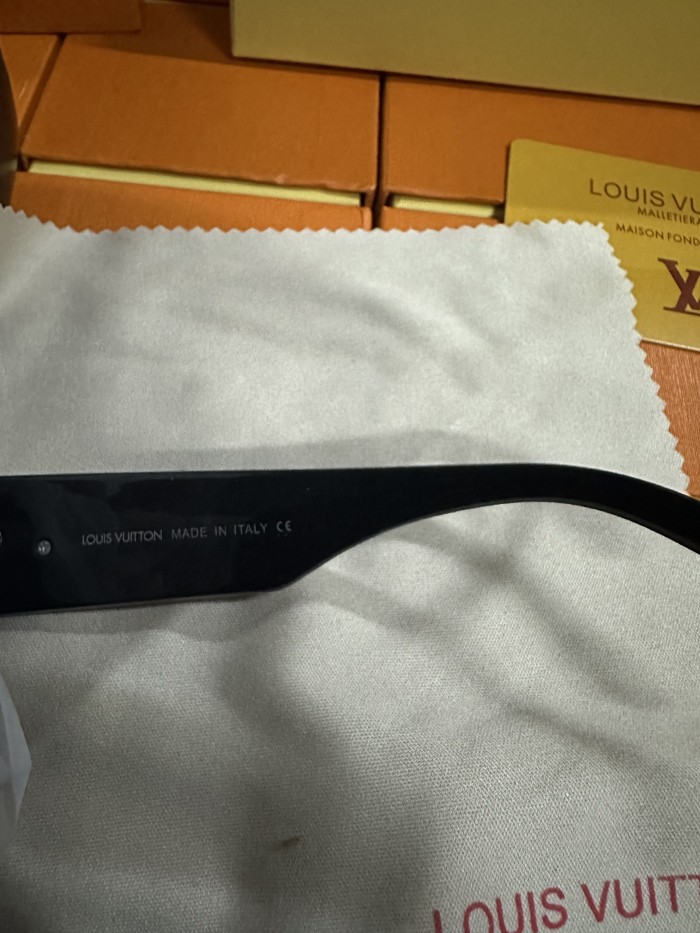 G08：Louis Vuitton Shield Sunglasses