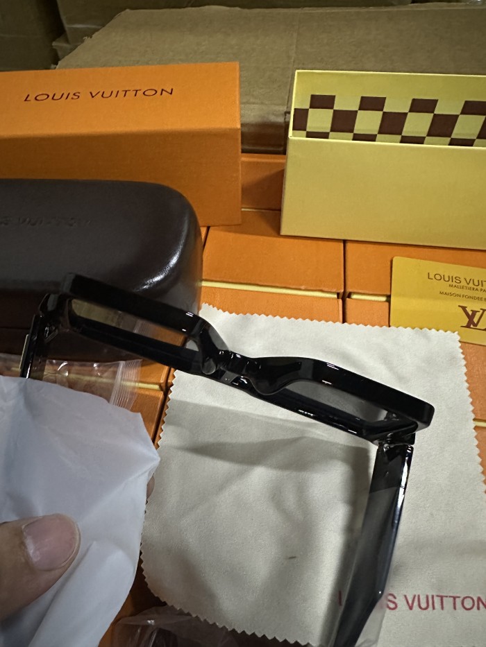 G08：Louis Vuitton Shield Sunglasses