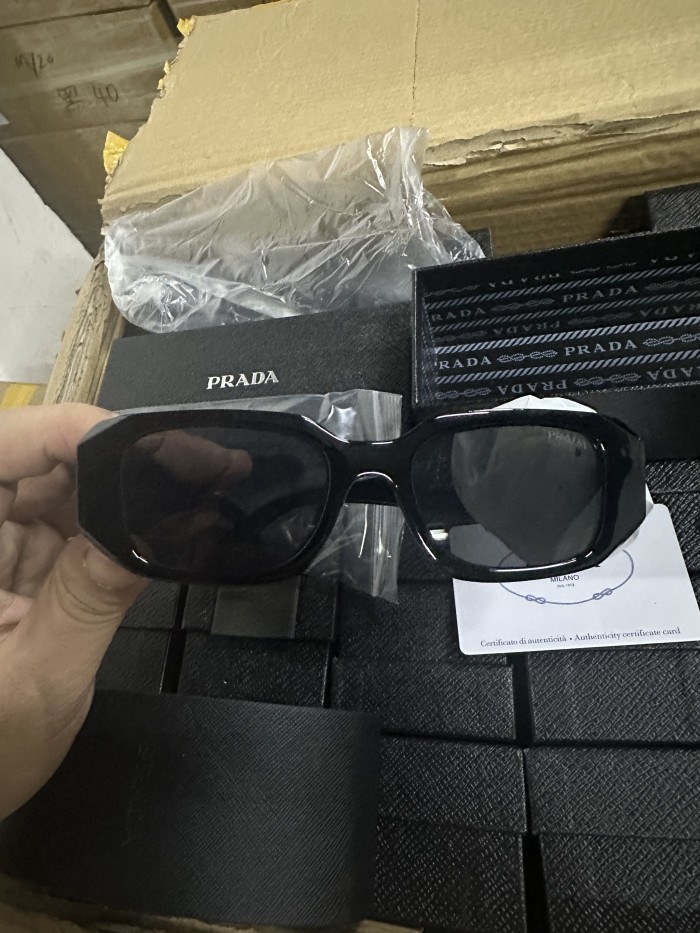 G07：Prada Square Sunglasses