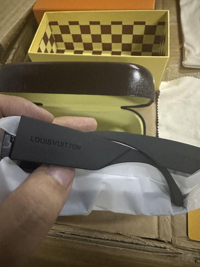 G09：Louis Vuitton Shield Sunglasses