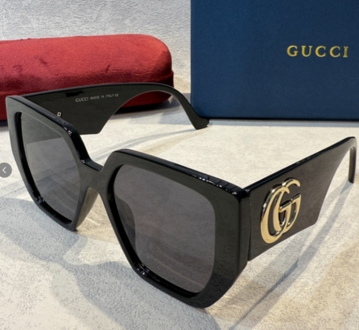 G01：Gucci Double G Wide Temple Square Sunglasses