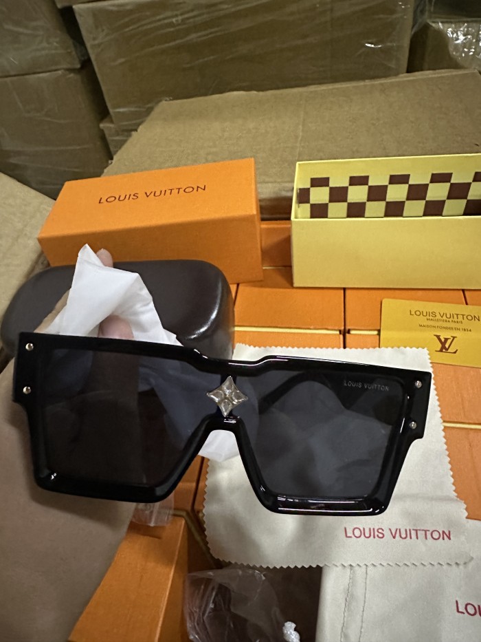 G08：Louis Vuitton Shield Sunglasses