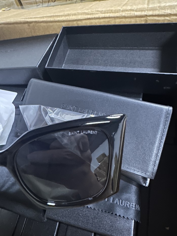 G02：Saint Laurent YSL Oversized Square Sunglasses