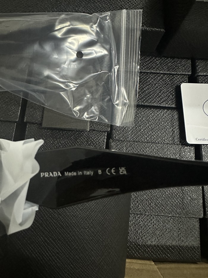 G07：Prada Square Sunglasses