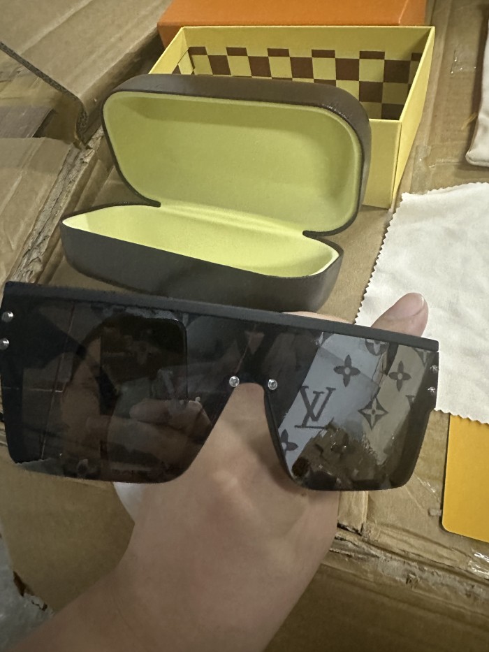 G09：Louis Vuitton Shield Sunglasses