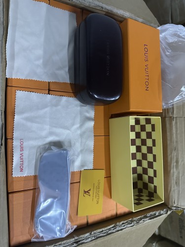 G10：Louis Vuitton Monogram Shield Sunglasses