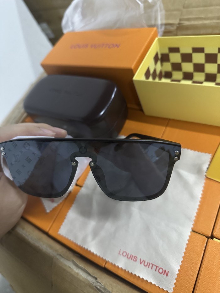 G10：Louis Vuitton Monogram Shield Sunglasses