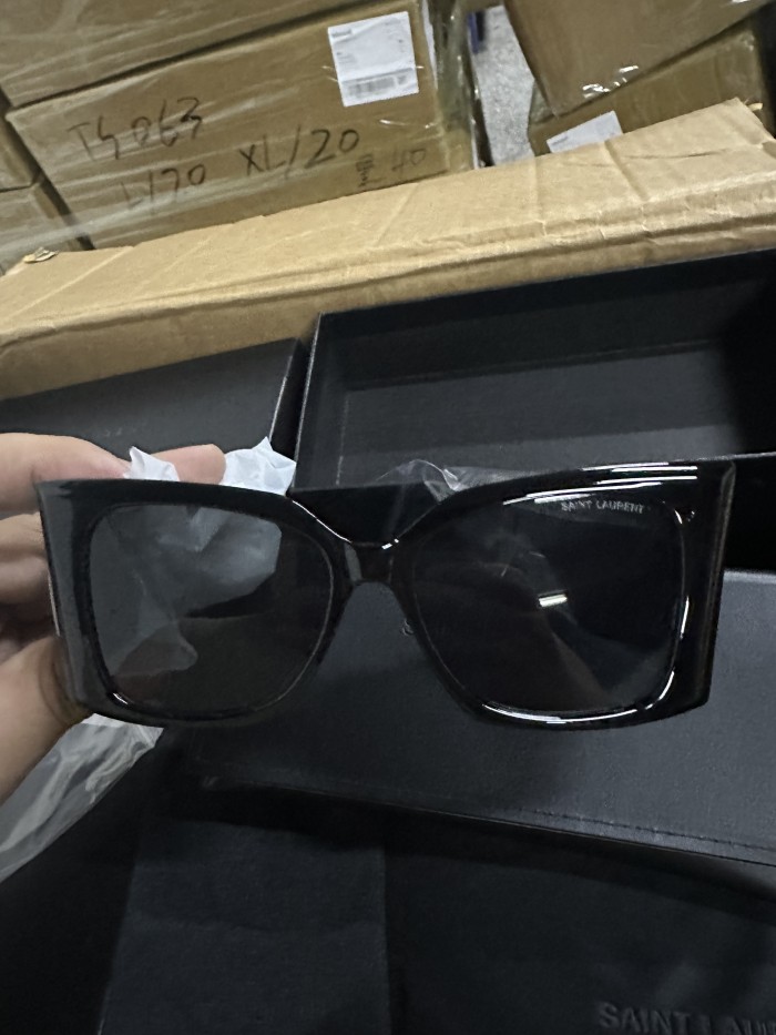 G02：Saint Laurent YSL Oversized Square Sunglasses
