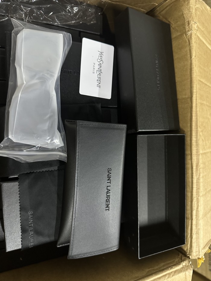 G02：Saint Laurent YSL Oversized Square Sunglasses