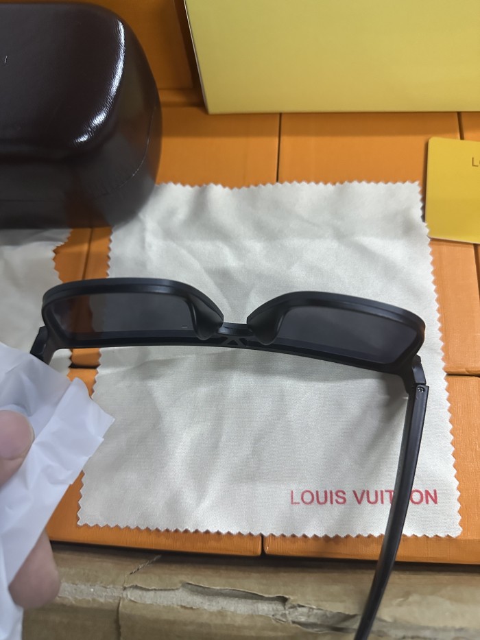 G10：Louis Vuitton Monogram Shield Sunglasses