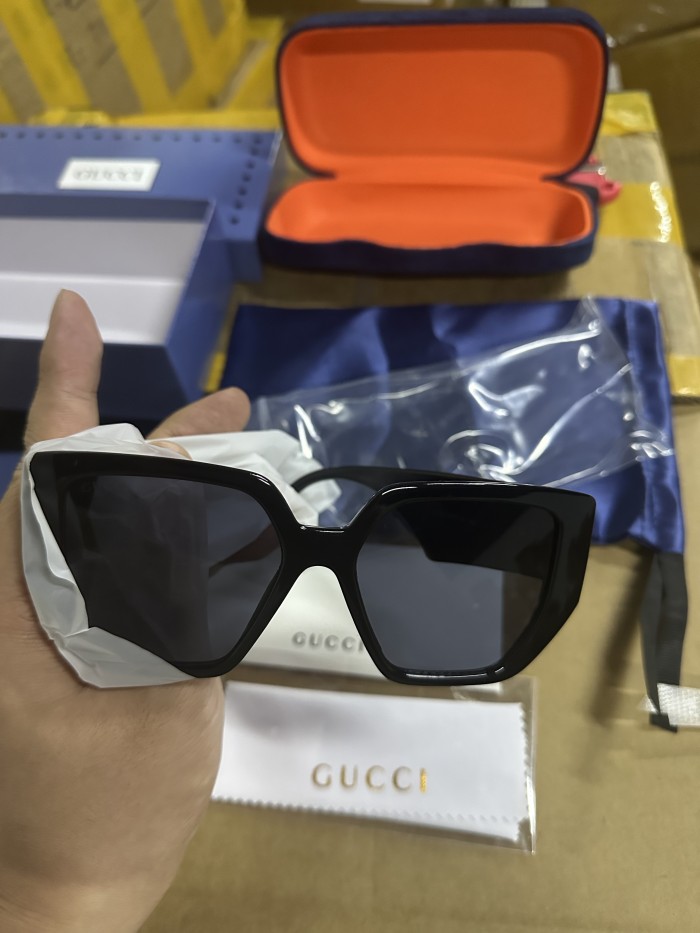 G01：Gucci Double G Wide Temple Square Sunglasses