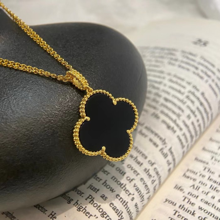 2.5cm Large Four Leaf Grass Necklace