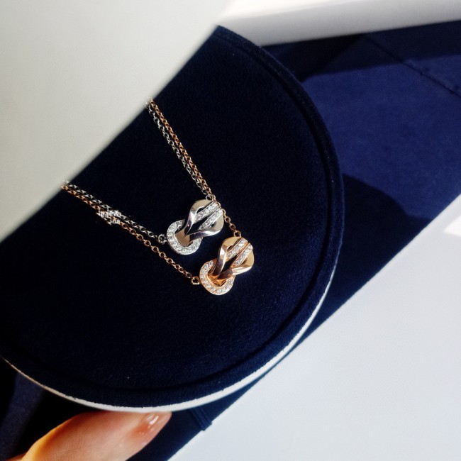 8-shaped diamond necklace