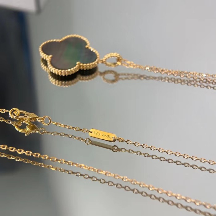 2.5cm Large Four Leaf Grass Necklace