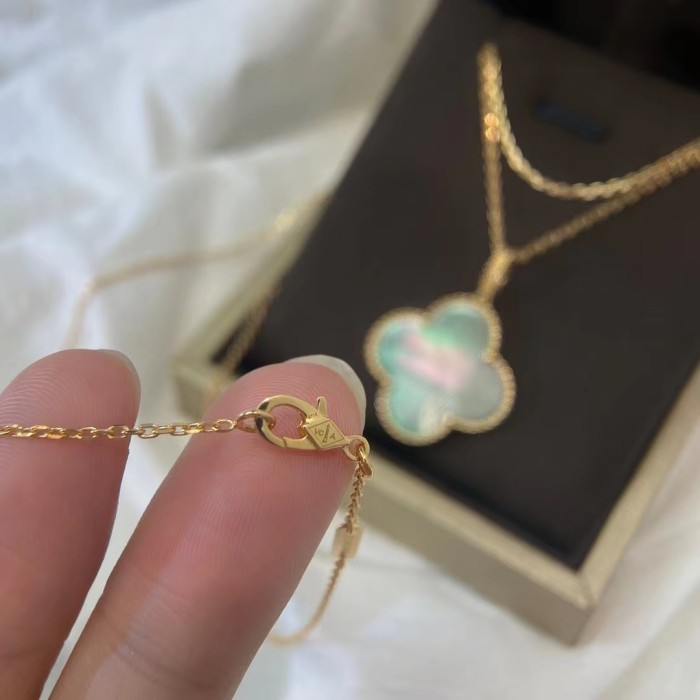 2.5cm Large Four Leaf Grass Necklace