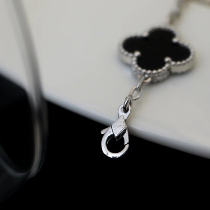 Fourleaf grass bracelet inlaid with diamond agate