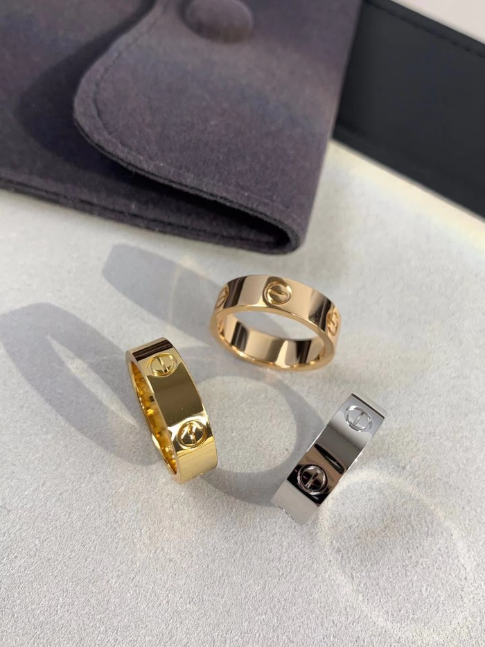 5.5mm smooth tricolor V gold ring