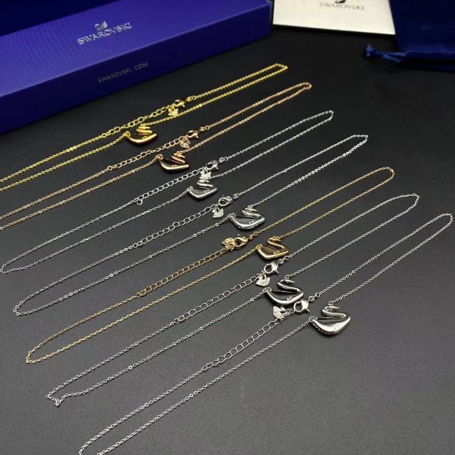 Classic Swan Necklace