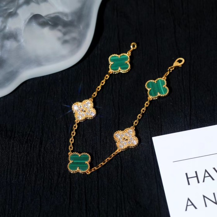 Fourleaf grass bracelet inlaid with diamond agate