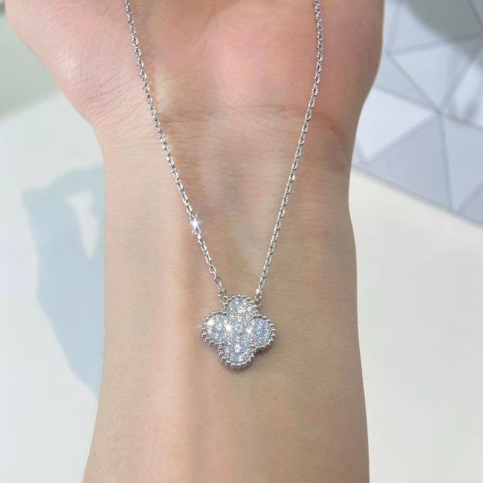 Four-leaved grass diamond necklace