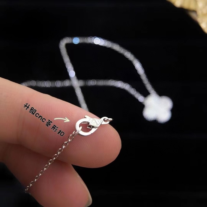 Clover necklace white fritillaria v gold material