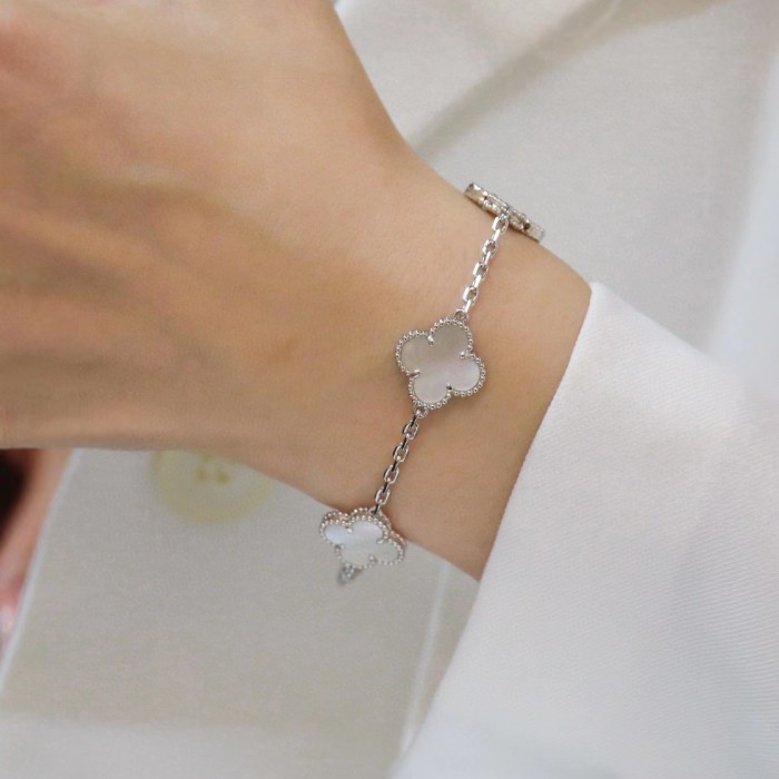 Fourleaf white fritillaria bracelet
