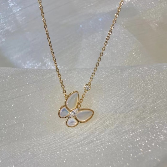 Four-leaved grass necklace fritillaria v gold material