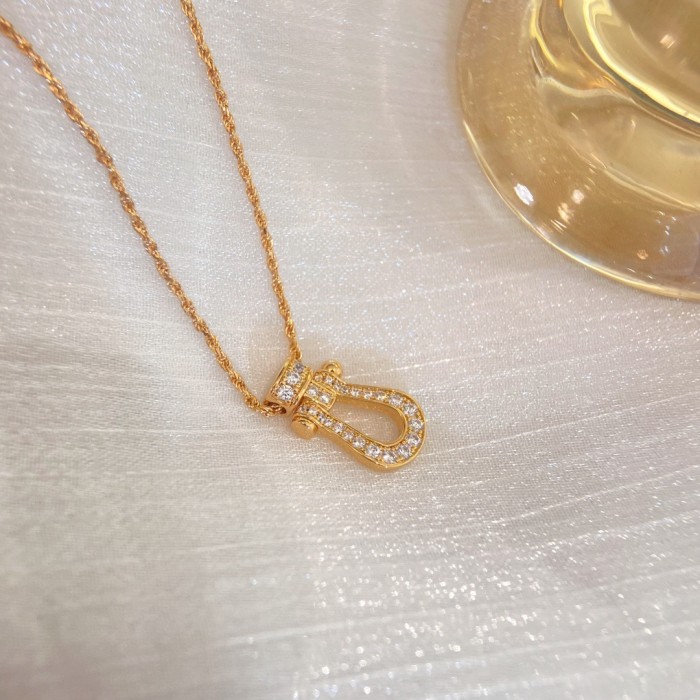 Horseshoe pendant necklace