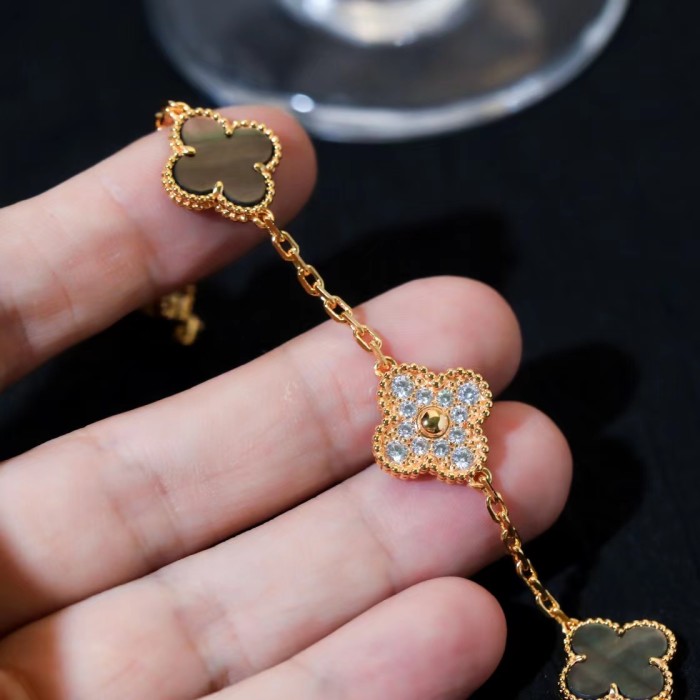 Fourleaf grass bracelet inlaid with diamond agate