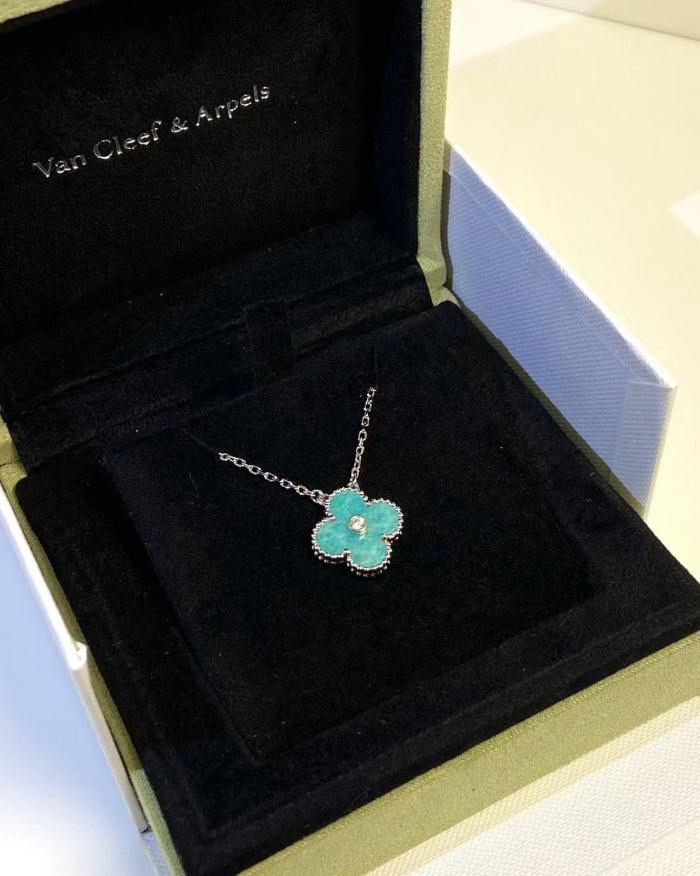 Clover necklace agate v gold material