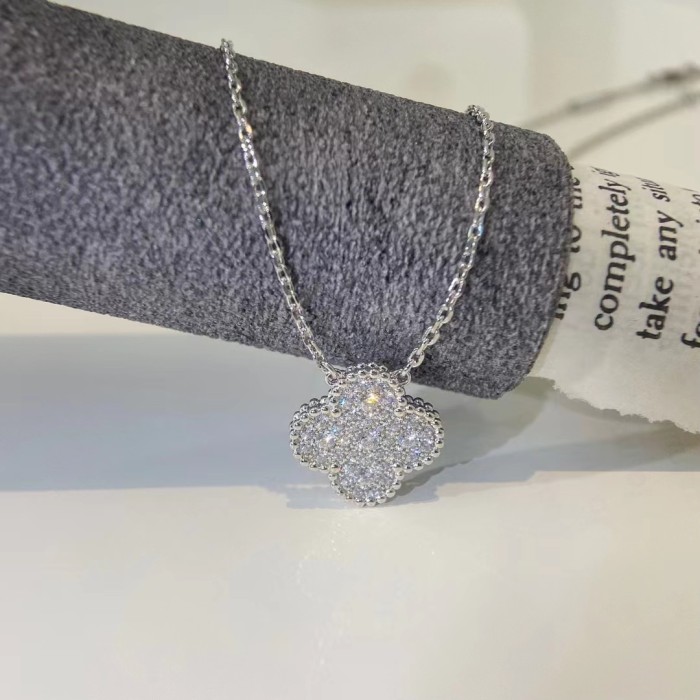 Four-leaved grass diamond necklace