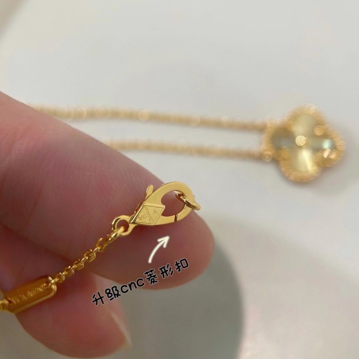 Clover necklace inlaid with diamond v-gold material