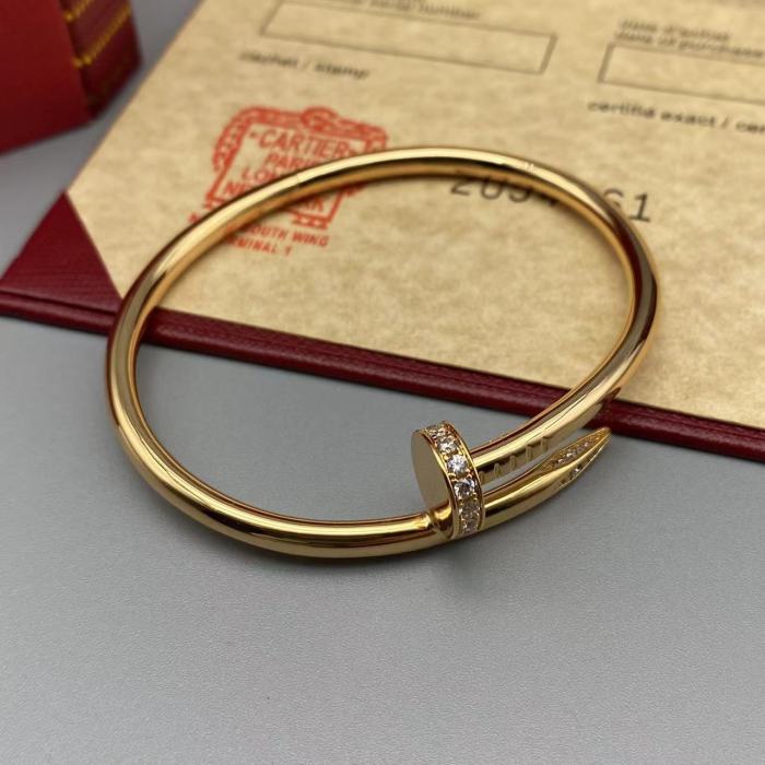 Large nail bracelet with diamond