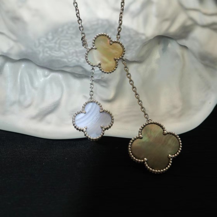 Four Leaf Grass Irregular Necklace