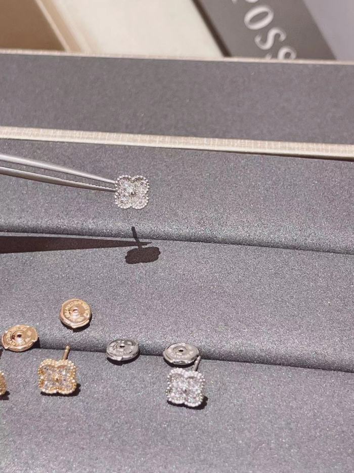 Four-leaved grass earrings inlaid with diamonds